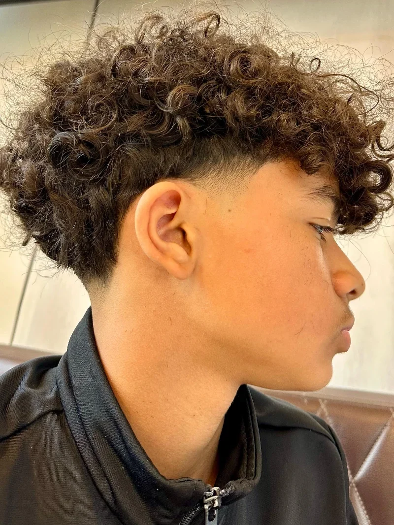 Moderner Locken-Haarschnitt bei The BABO
