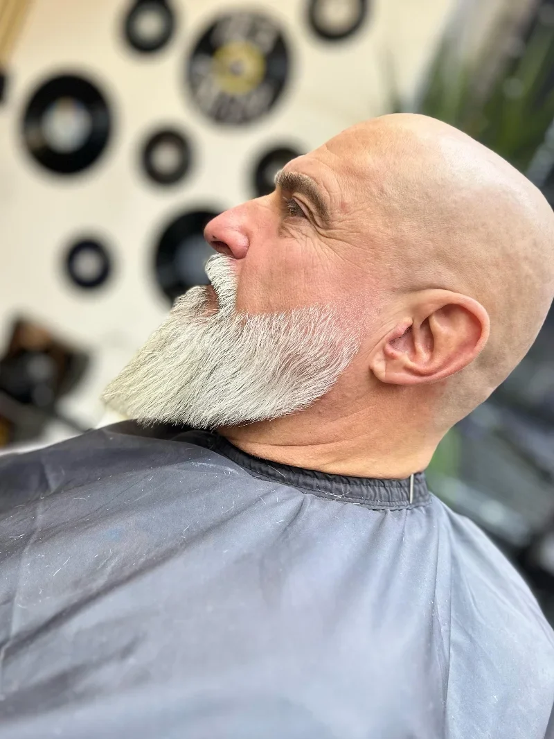 Präziser Fade-Haarschnitt bei The BABO