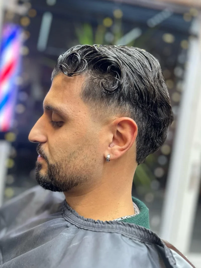 Herrenhaarschnitt mit modernem Styling